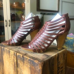 NWOT brown gladiator style heeled sandals, Studio Paolo size 7.5!